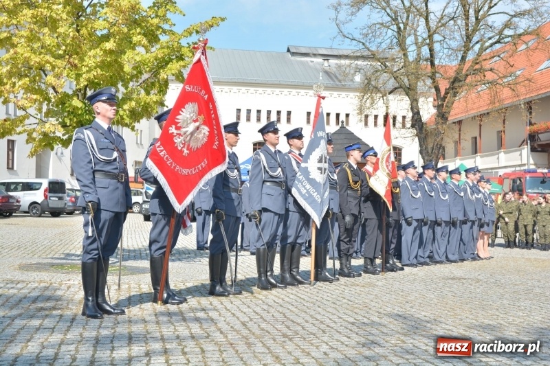 Zdjęcie w galerii na portalu naszraciborz.pl: Zakład Karny w Raciborzu ma swój sztandar  wiadomości z regionu