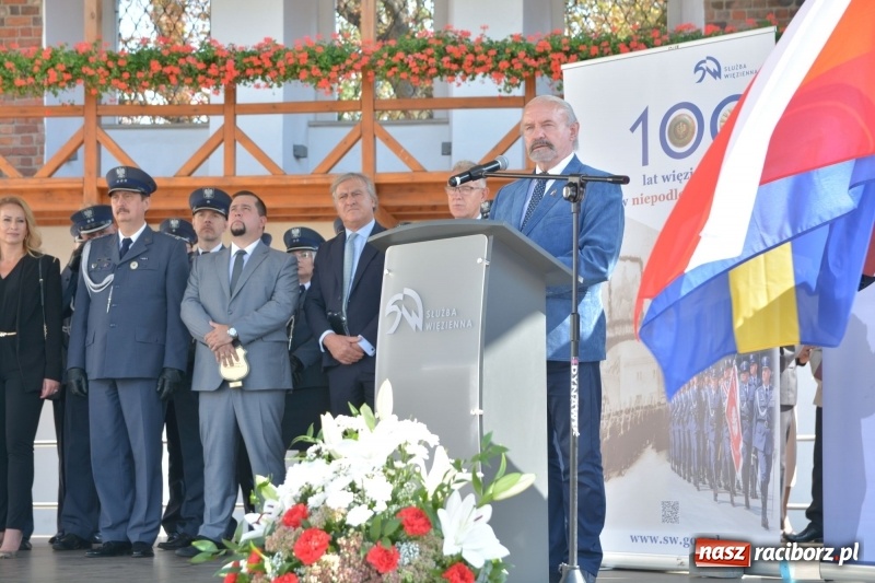 Zdjęcie w galerii na portalu naszraciborz.pl: Zakład Karny w Raciborzu ma swój sztandar  wiadomości z regionu