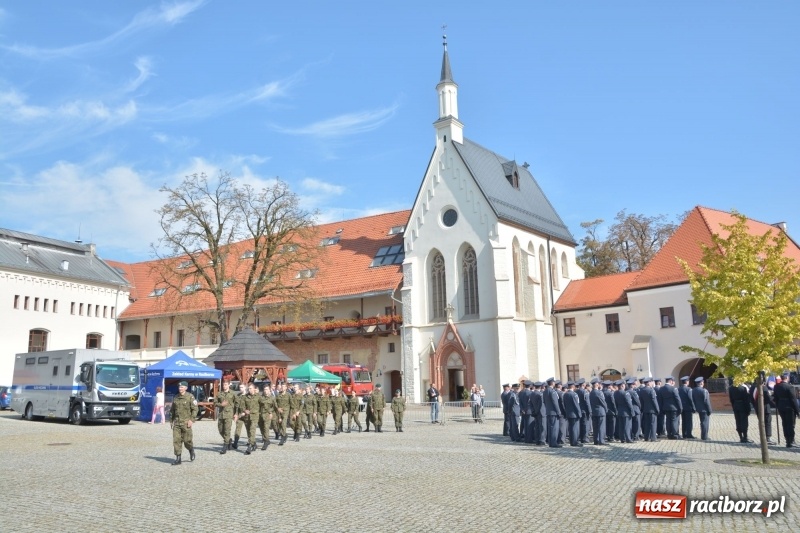 Zdjęcie w galerii na portalu naszraciborz.pl: Zakład Karny w Raciborzu ma swój sztandar  wiadomości z regionu