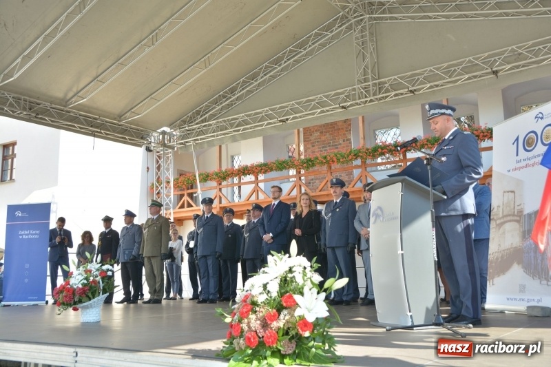 Zdjęcie w galerii na portalu naszraciborz.pl: Zakład Karny w Raciborzu ma swój sztandar  wiadomości z regionu