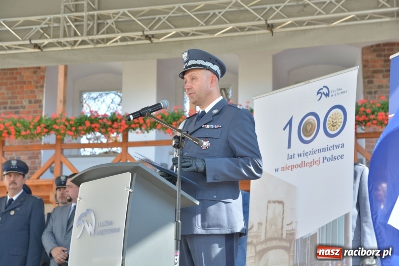 Zdjęcie w galerii na portalu naszraciborz.pl: Zakład Karny w Raciborzu ma swój sztandar  wiadomości z regionu