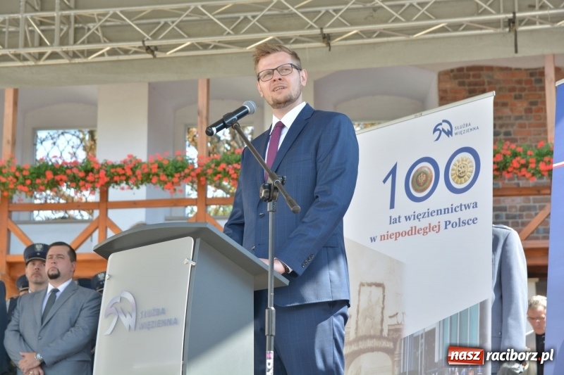 Zdjęcie w galerii na portalu naszraciborz.pl: Zakład Karny w Raciborzu ma swój sztandar  wiadomości z regionu