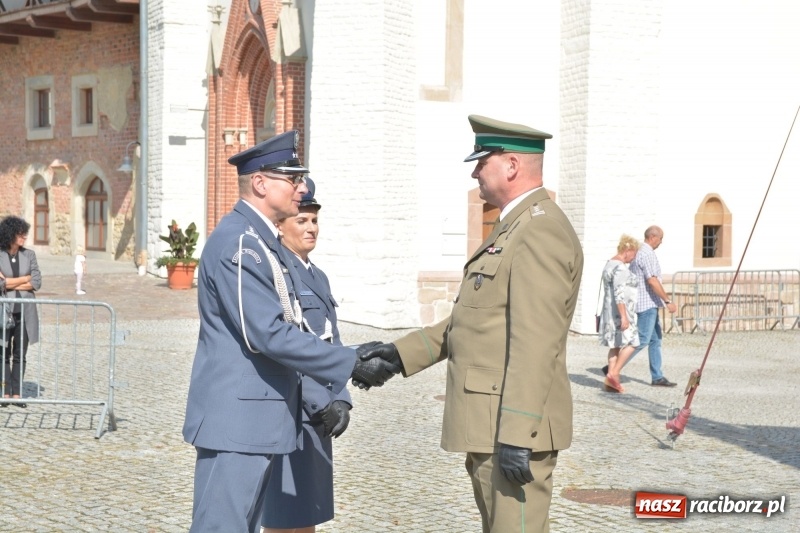 Zdjęcie w galerii na portalu naszraciborz.pl: Zakład Karny w Raciborzu ma swój sztandar  wiadomości z regionu