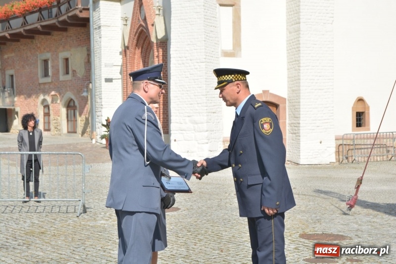 Zdjęcie w galerii na portalu naszraciborz.pl: Zakład Karny w Raciborzu ma swój sztandar  wiadomości z regionu