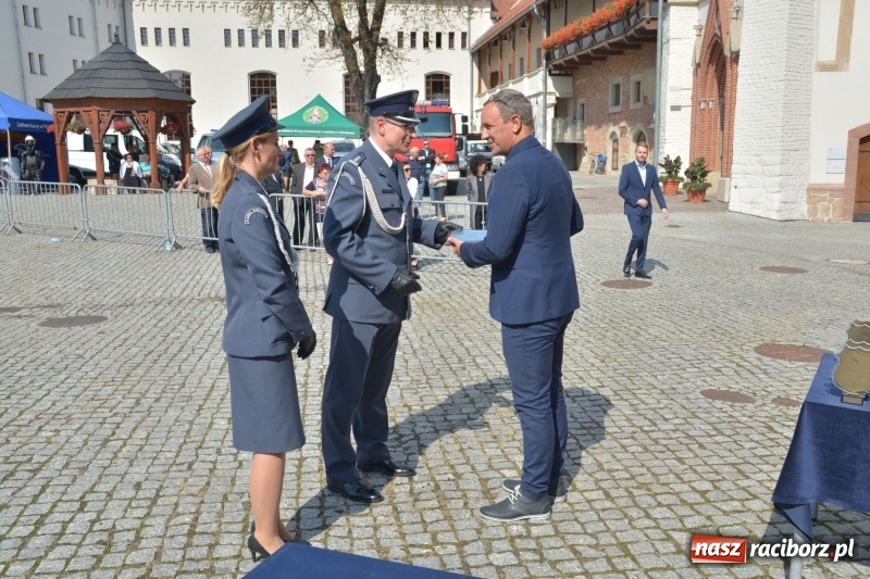 Zdjęcie w galerii na portalu naszraciborz.pl: Zakład Karny w Raciborzu ma swój sztandar  wiadomości z regionu