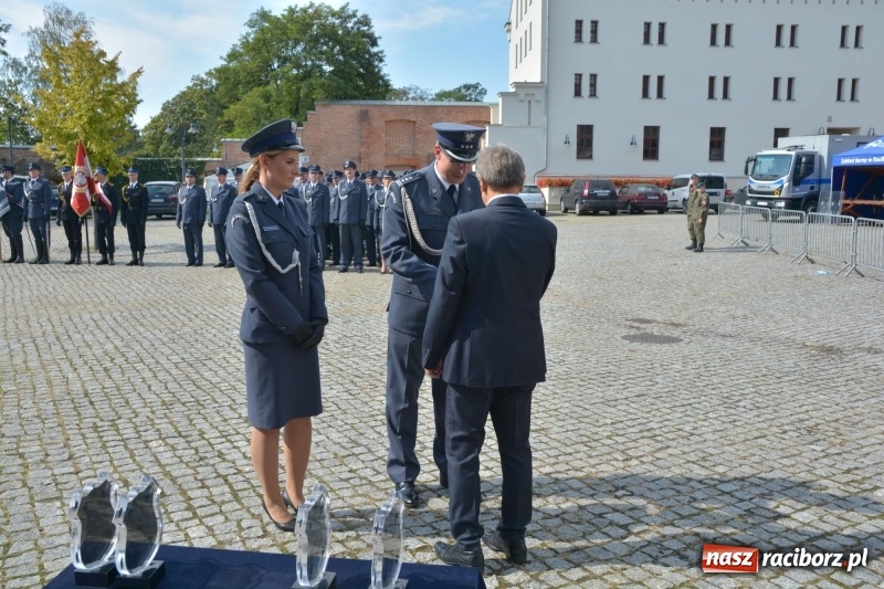 Zdjęcie w galerii na portalu naszraciborz.pl: Zakład Karny w Raciborzu ma swój sztandar  wiadomości z regionu