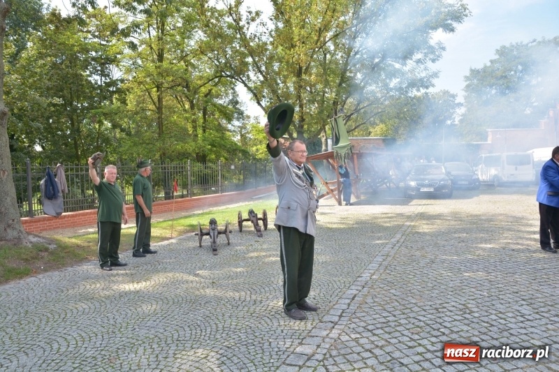 Zdjęcie w galerii na portalu naszraciborz.pl: Zakład Karny w Raciborzu ma swój sztandar  wiadomości z regionu
