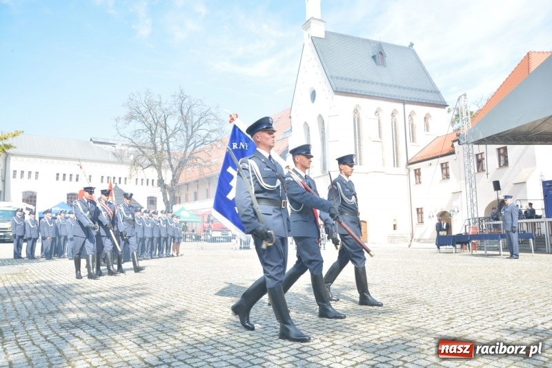 Zdjęcie w galerii na portalu naszraciborz.pl: Zakład Karny w Raciborzu ma swój sztandar  wiadomości z regionu