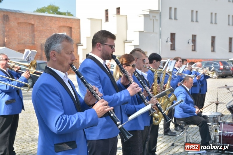 Zdjęcie w galerii na portalu naszraciborz.pl: Zakład Karny w Raciborzu ma swój sztandar  wiadomości z regionu