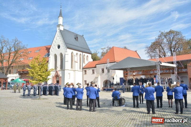 Zdjęcie w galerii na portalu naszraciborz.pl: Zakład Karny w Raciborzu ma swój sztandar  wiadomości z regionu