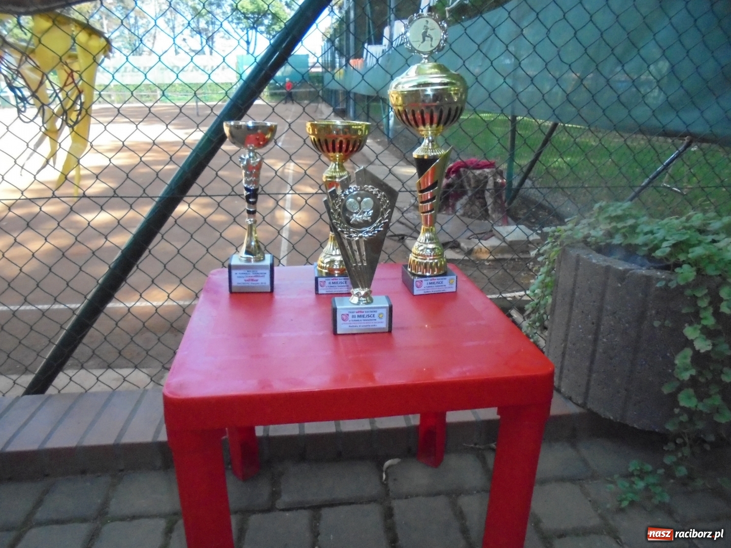 Zdjęcie w galerii na portalu naszraciborz.pl: Grzegorz Rybiński z pucharem Prezydenta wiadomości z regionu