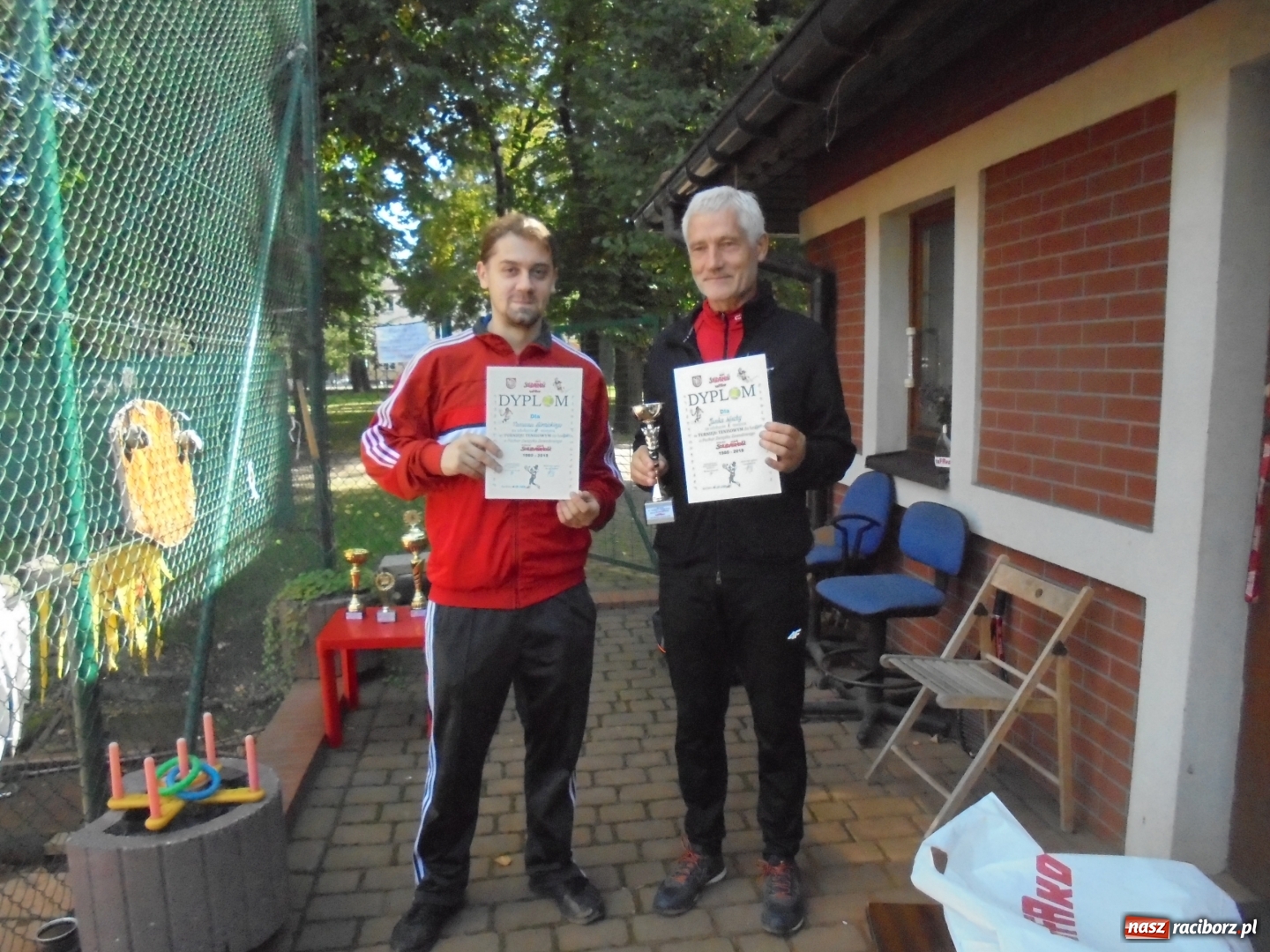 Zdjęcie w galerii na portalu naszraciborz.pl: Grzegorz Rybiński z pucharem Prezydenta wiadomości z regionu