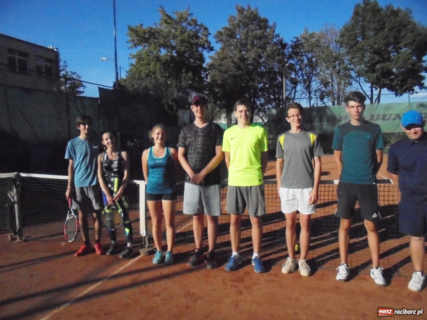 Zdjęcie w galerii na portalu naszraciborz.pl: Grzegorz Rybiński z pucharem Prezydenta wiadomości z regionu