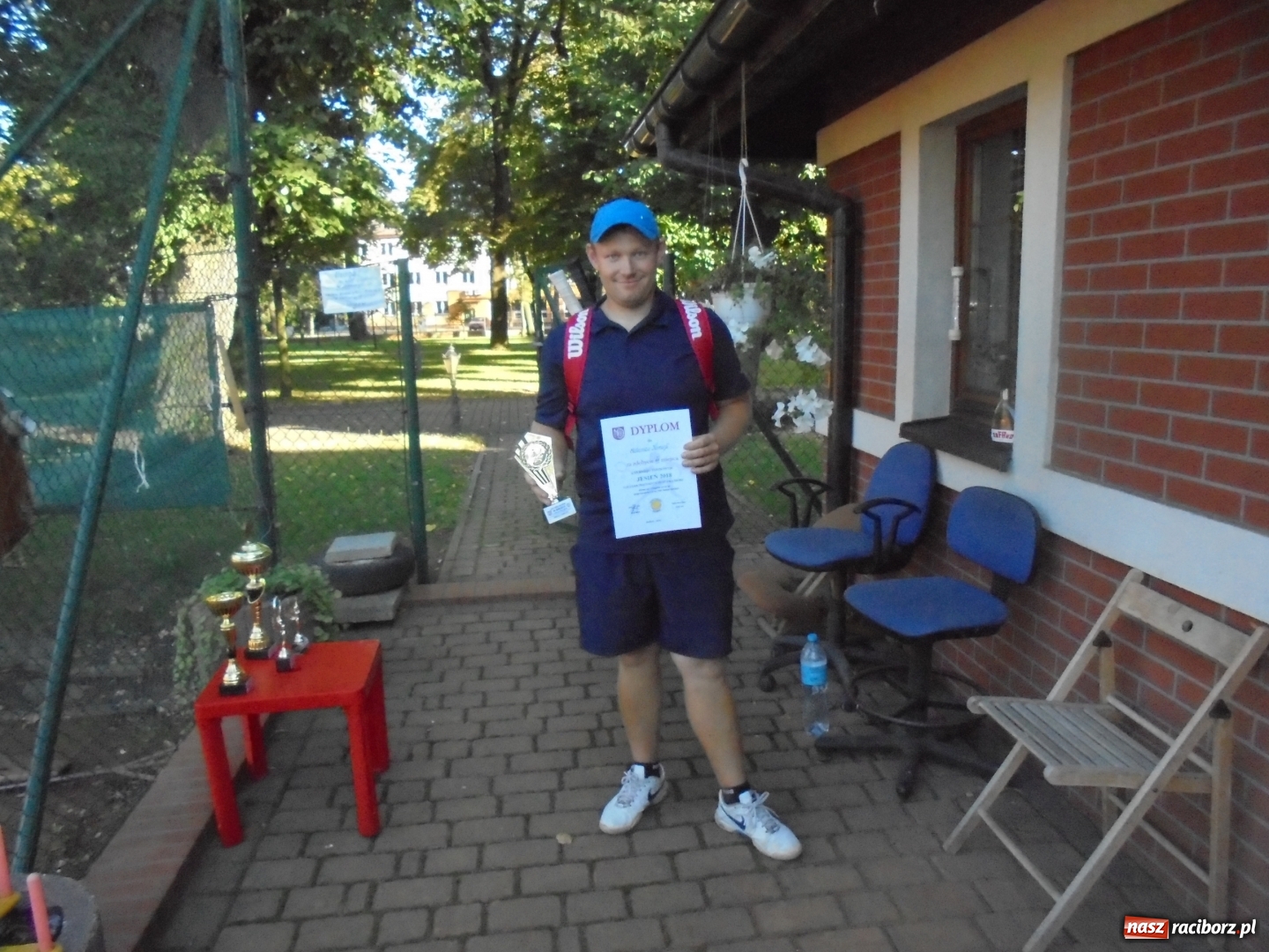 Zdjęcie w galerii na portalu naszraciborz.pl: Grzegorz Rybiński z pucharem Prezydenta wiadomości z regionu