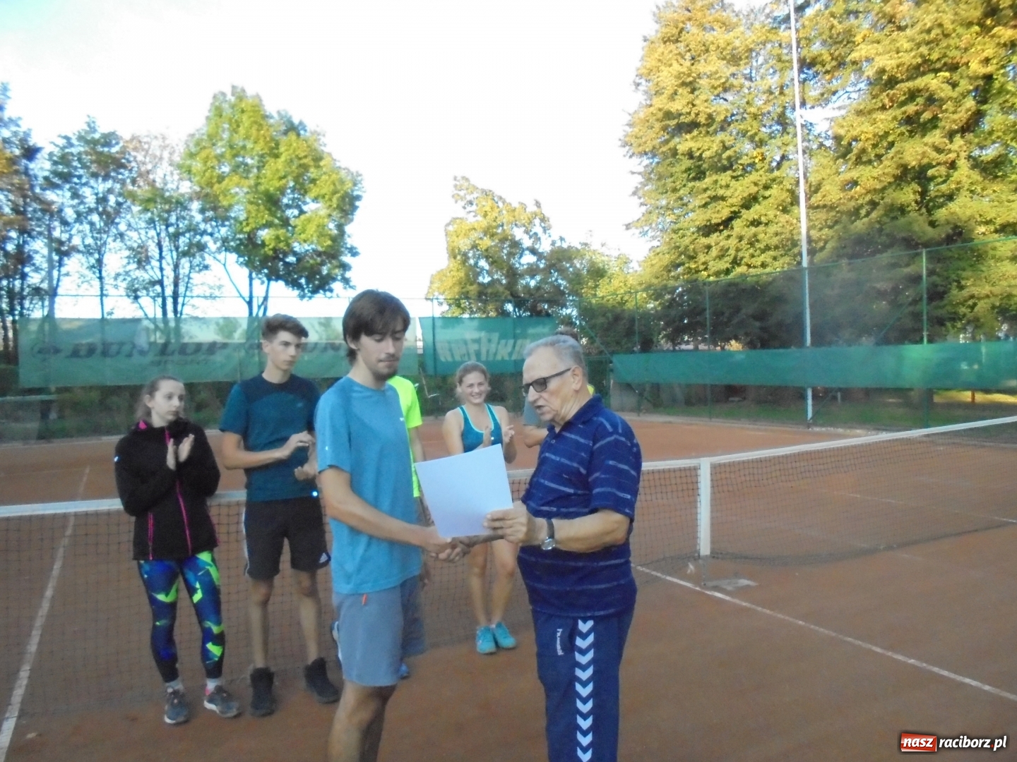 Zdjęcie w galerii na portalu naszraciborz.pl: Grzegorz Rybiński z pucharem Prezydenta wiadomości z regionu