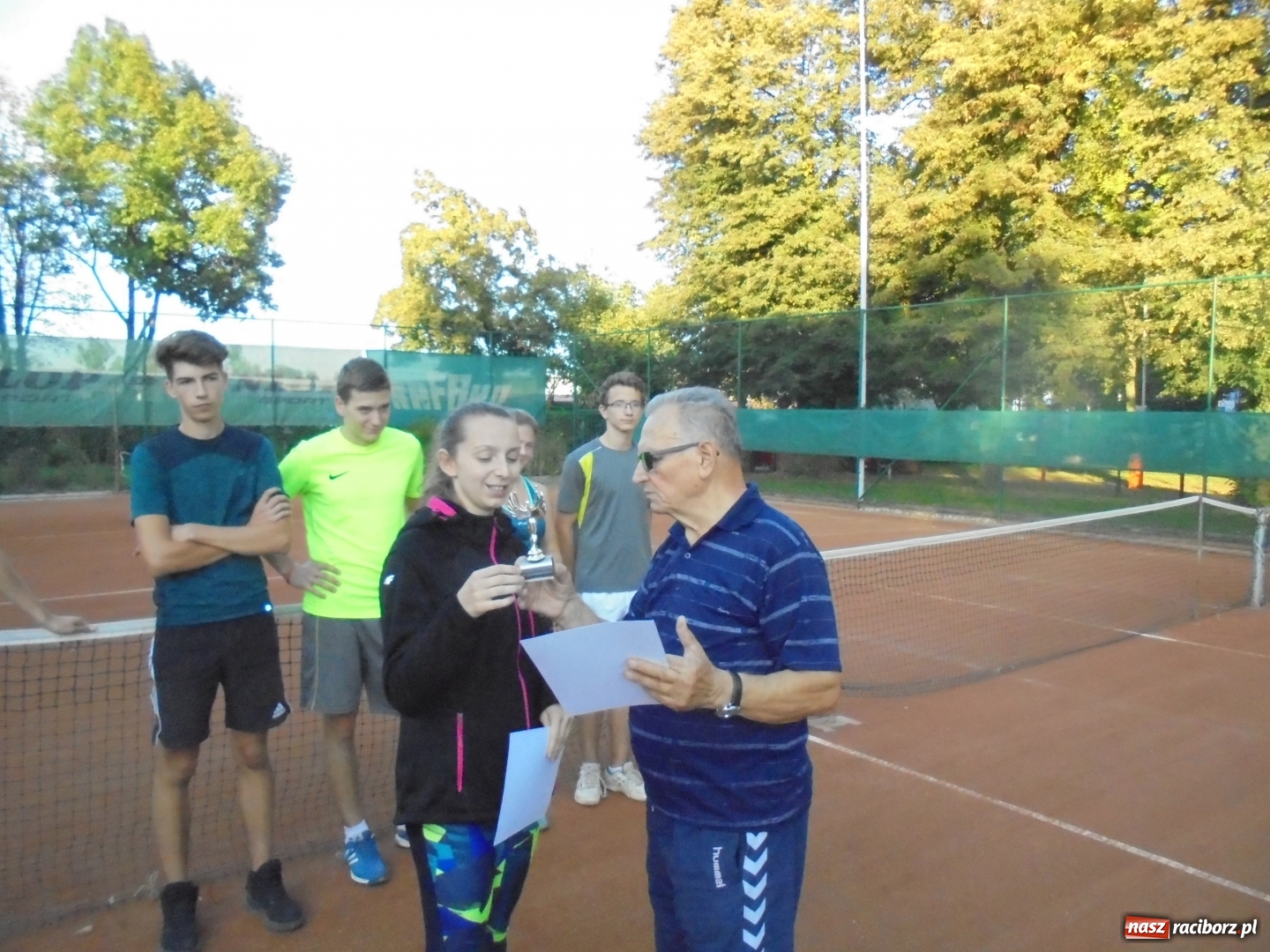 Zdjęcie w galerii na portalu naszraciborz.pl: Grzegorz Rybiński z pucharem Prezydenta wiadomości z regionu