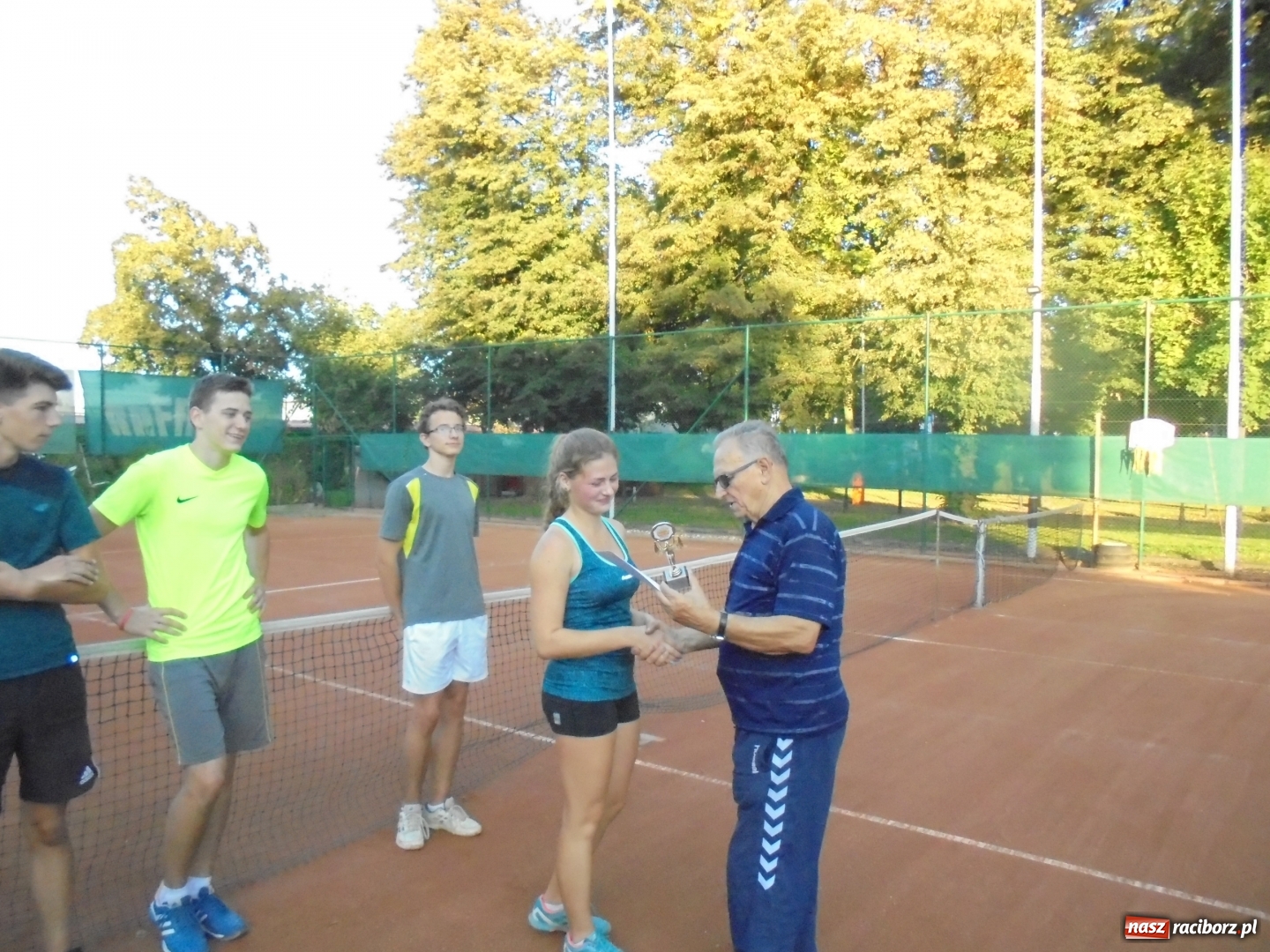 Zdjęcie w galerii na portalu naszraciborz.pl: Grzegorz Rybiński z pucharem Prezydenta wiadomości z regionu