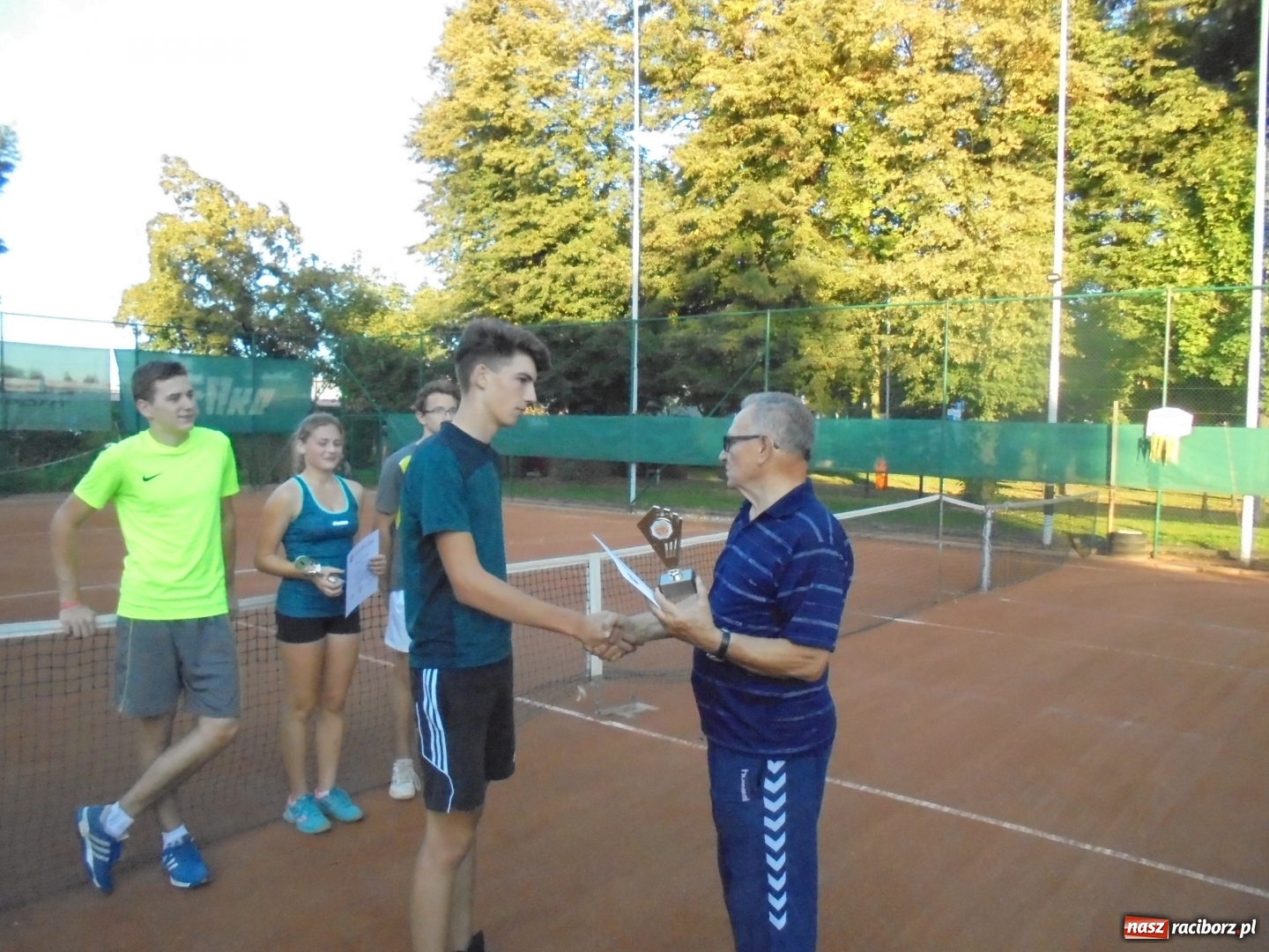 Zdjęcie w galerii na portalu naszraciborz.pl: Grzegorz Rybiński z pucharem Prezydenta wiadomości z regionu