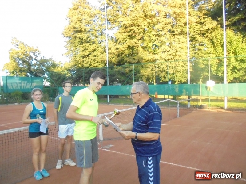 Zdjęcie w galerii na portalu naszraciborz.pl: Grzegorz Rybiński z pucharem Prezydenta wiadomości z regionu