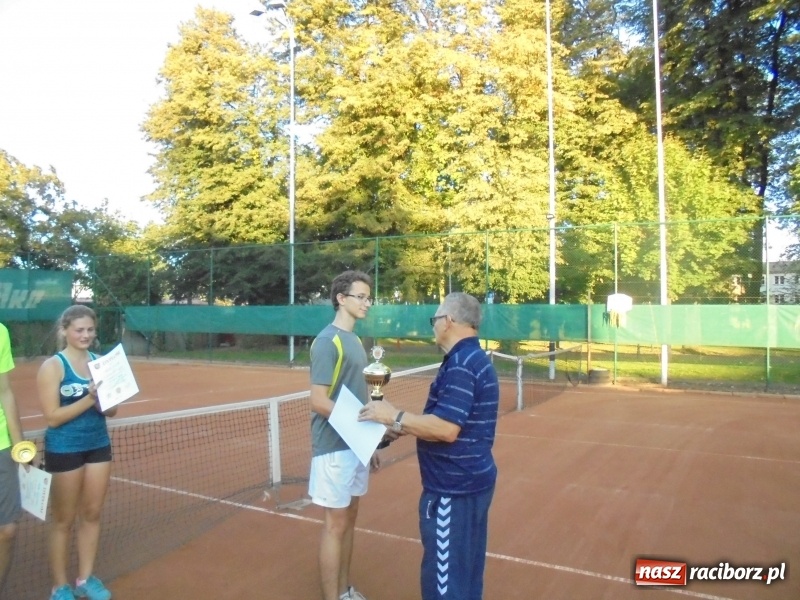 Zdjęcie w galerii na portalu naszraciborz.pl: Grzegorz Rybiński z pucharem Prezydenta wiadomości z regionu
