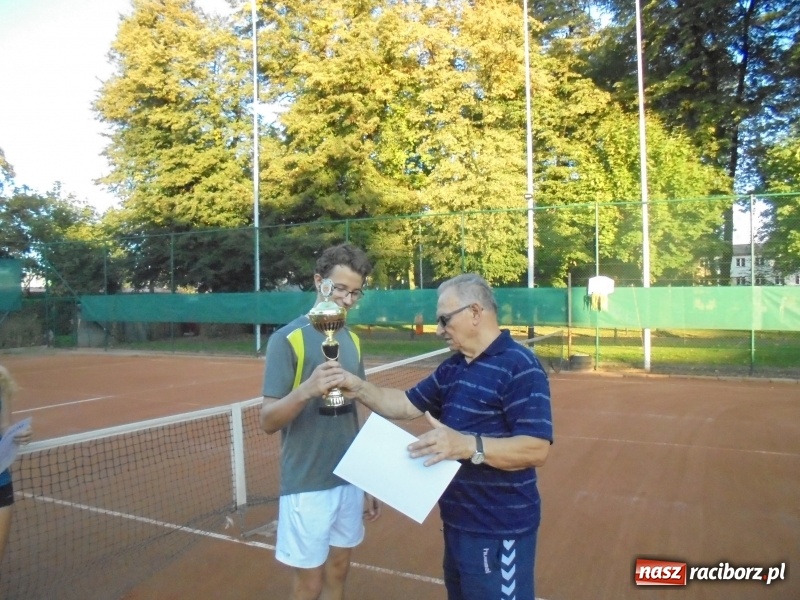 Zdjęcie w galerii na portalu naszraciborz.pl: Grzegorz Rybiński z pucharem Prezydenta wiadomości z regionu