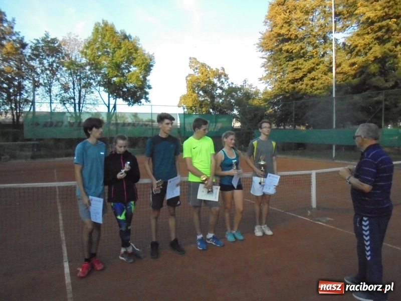 Zdjęcie w galerii na portalu naszraciborz.pl: Grzegorz Rybiński z pucharem Prezydenta wiadomości z regionu