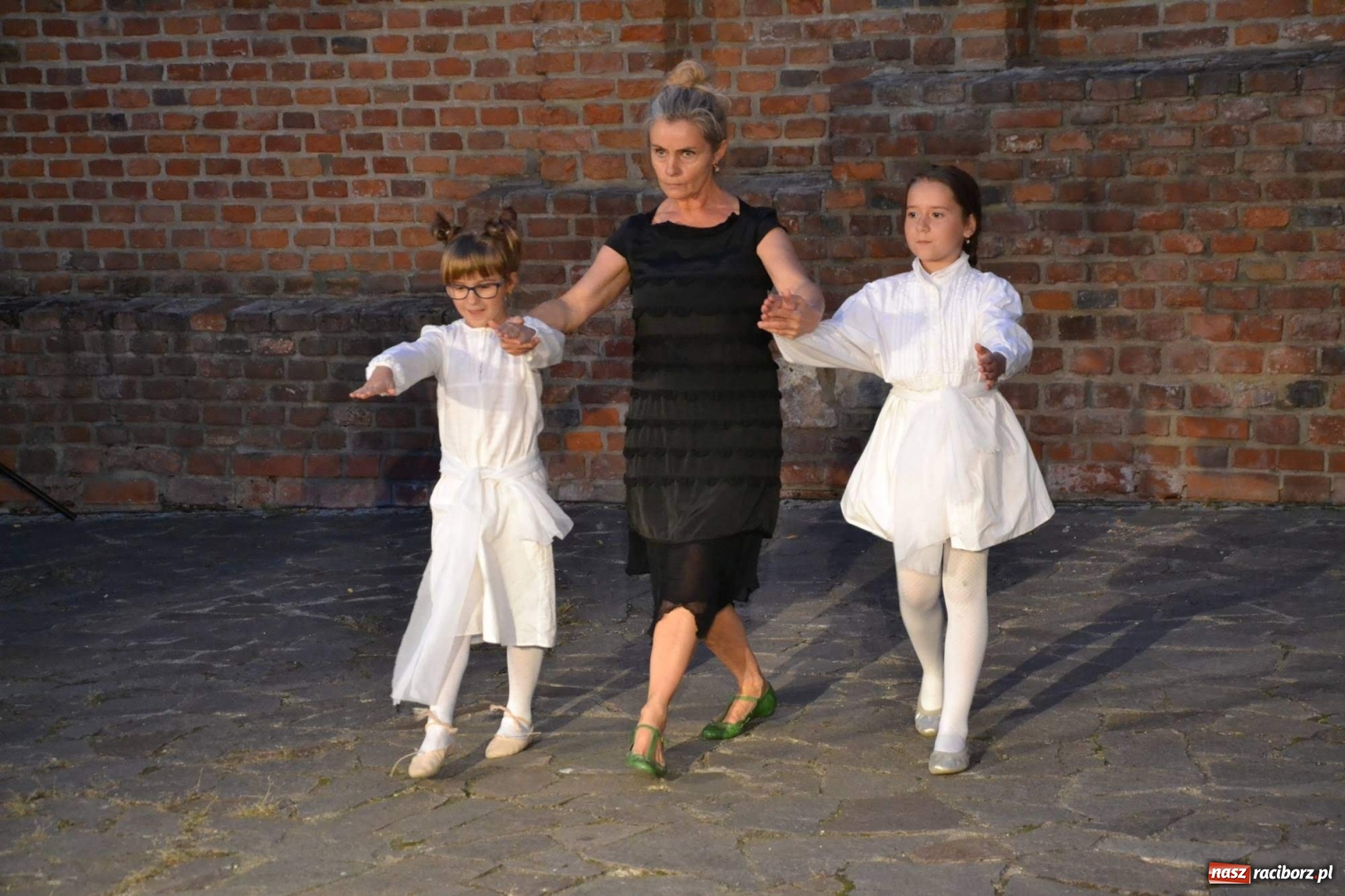 Zdjęcie w galerii na portalu naszraciborz.pl: ART CAMP – WIECZÓR SZTUKI, czyli artystyczne wspomnienia z obozu w Pieninach  wiadomości z regionu