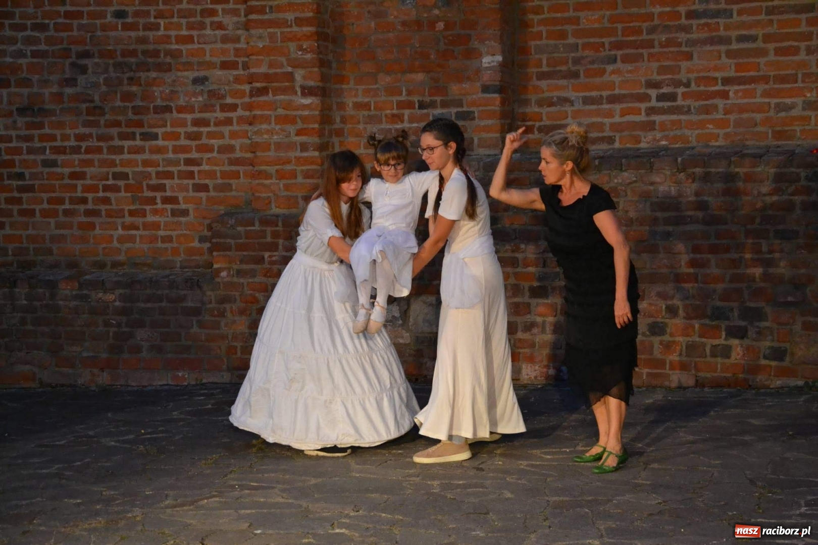 Zdjęcie w galerii na portalu naszraciborz.pl: ART CAMP – WIECZÓR SZTUKI, czyli artystyczne wspomnienia z obozu w Pieninach  wiadomości z regionu