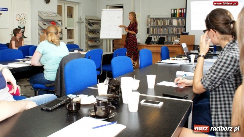 Zdjęcie w galerii na portalu naszraciborz.pl: Kompetentny bibliotekarz to nowoczesna biblioteka wiadomości z regionu