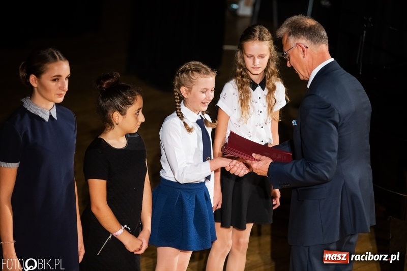Zdjęcie w galerii na portalu naszraciborz.pl: Najlepsi uczniowie raciborskich szkół odebrali z rąk prezydenta stypendia  wiadomości z regionu
