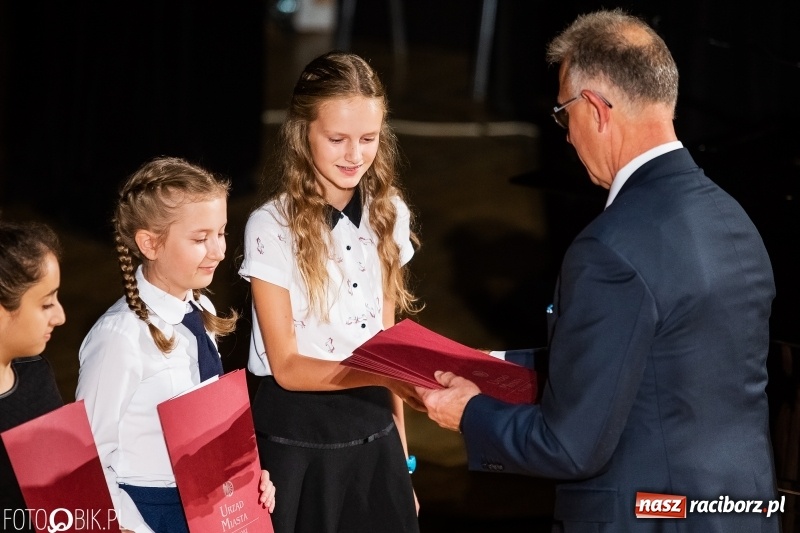 Zdjęcie w galerii na portalu naszraciborz.pl: Najlepsi uczniowie raciborskich szkół odebrali z rąk prezydenta stypendia  wiadomości z regionu