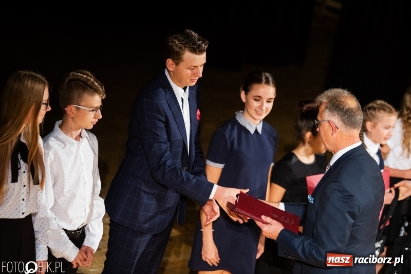 Zdjęcie w galerii na portalu naszraciborz.pl: Najlepsi uczniowie raciborskich szkół odebrali z rąk prezydenta stypendia  wiadomości z regionu