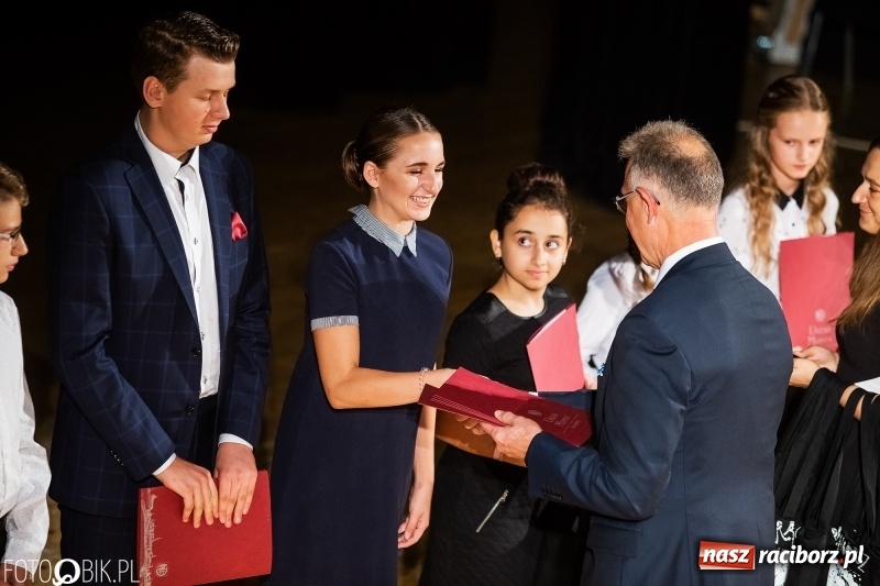 Zdjęcie w galerii na portalu naszraciborz.pl: Najlepsi uczniowie raciborskich szkół odebrali z rąk prezydenta stypendia  wiadomości z regionu