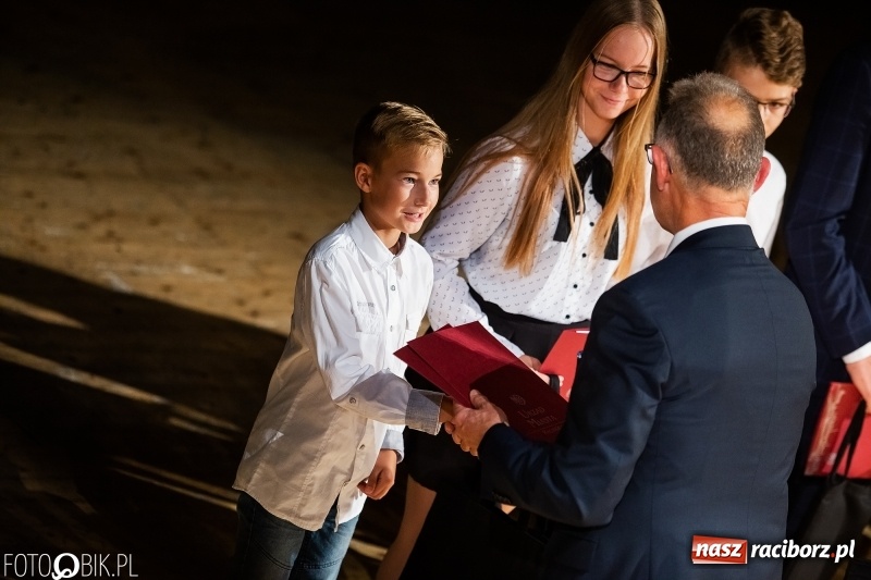 Zdjęcie w galerii na portalu naszraciborz.pl: Najlepsi uczniowie raciborskich szkół odebrali z rąk prezydenta stypendia  wiadomości z regionu