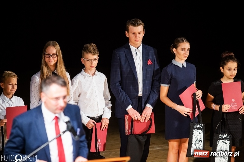 Zdjęcie w galerii na portalu naszraciborz.pl: Najlepsi uczniowie raciborskich szkół odebrali z rąk prezydenta stypendia  wiadomości z regionu