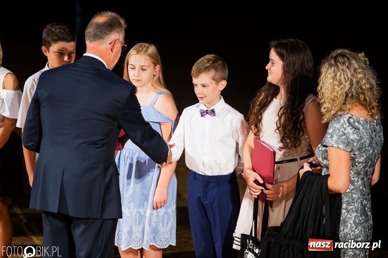 Zdjęcie w galerii na portalu naszraciborz.pl: Najlepsi uczniowie raciborskich szkół odebrali z rąk prezydenta stypendia  wiadomości z regionu