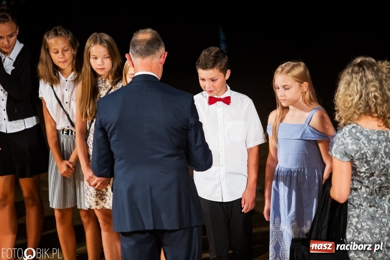 Zdjęcie w galerii na portalu naszraciborz.pl: Najlepsi uczniowie raciborskich szkół odebrali z rąk prezydenta stypendia  wiadomości z regionu