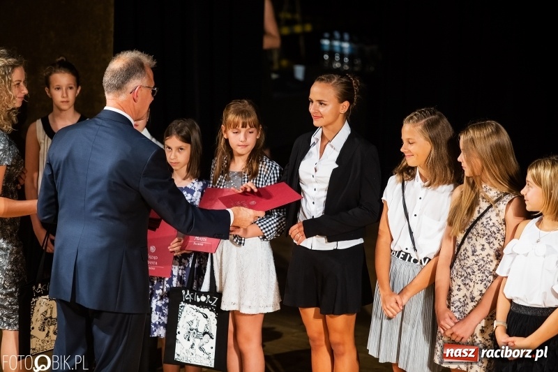 Zdjęcie w galerii na portalu naszraciborz.pl: Najlepsi uczniowie raciborskich szkół odebrali z rąk prezydenta stypendia  wiadomości z regionu