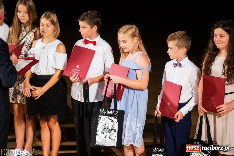 Zdjęcie w galerii na portalu naszraciborz.pl: Najlepsi uczniowie raciborskich szkół odebrali z rąk prezydenta stypendia  wiadomości z regionu