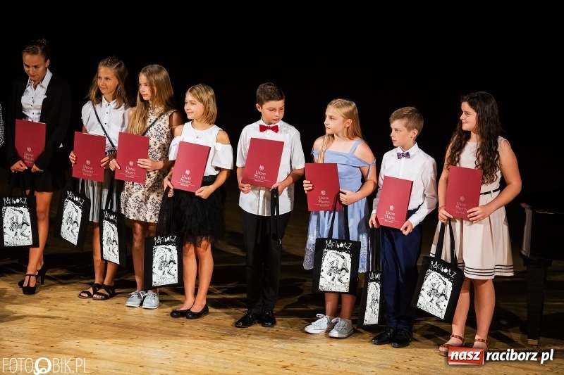 Zdjęcie w galerii na portalu naszraciborz.pl: Najlepsi uczniowie raciborskich szkół odebrali z rąk prezydenta stypendia  wiadomości z regionu