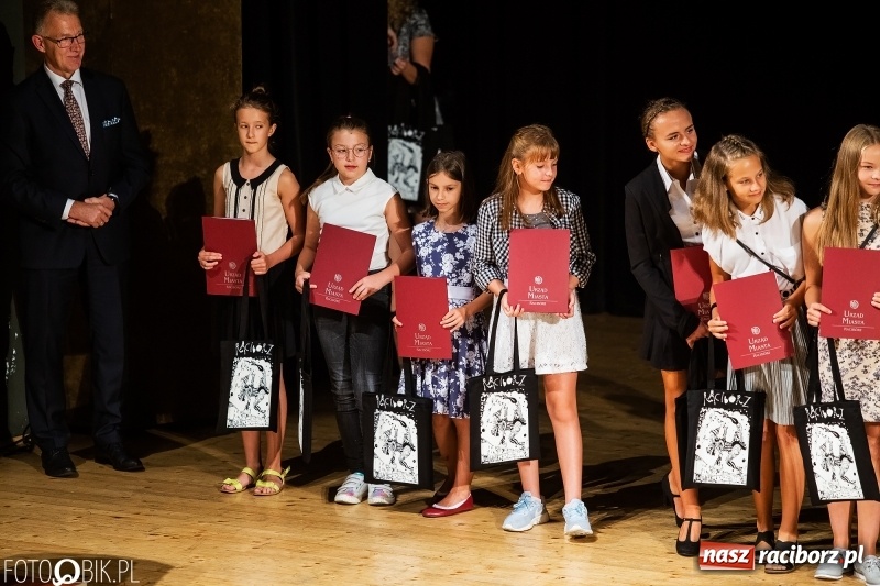 Zdjęcie w galerii na portalu naszraciborz.pl: Najlepsi uczniowie raciborskich szkół odebrali z rąk prezydenta stypendia  wiadomości z regionu