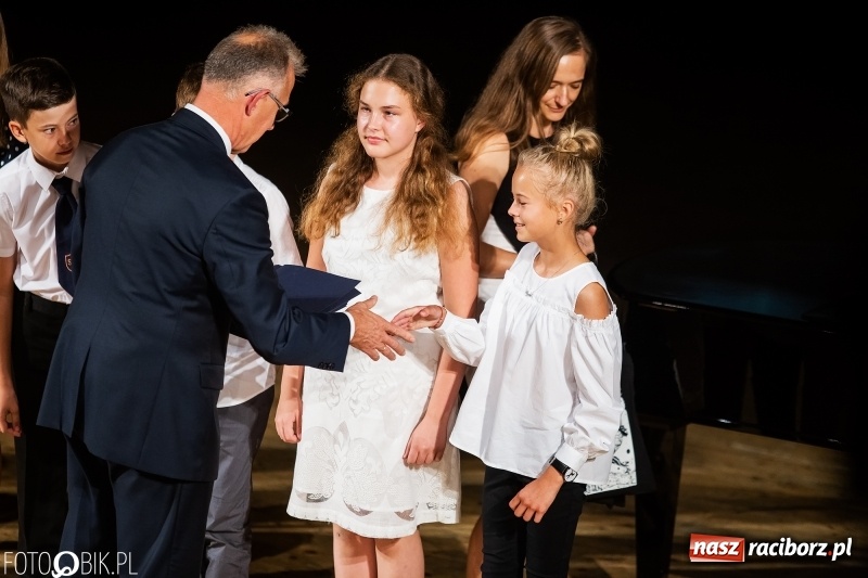 Zdjęcie w galerii na portalu naszraciborz.pl: Najlepsi uczniowie raciborskich szkół odebrali z rąk prezydenta stypendia  wiadomości z regionu