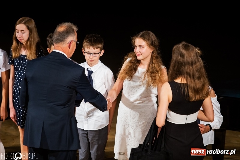 Zdjęcie w galerii na portalu naszraciborz.pl: Najlepsi uczniowie raciborskich szkół odebrali z rąk prezydenta stypendia  wiadomości z regionu