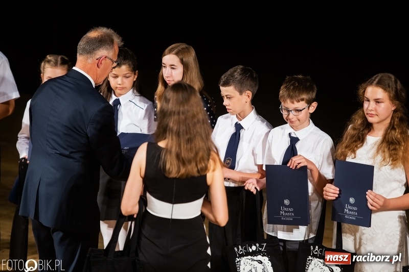 Zdjęcie w galerii na portalu naszraciborz.pl: Najlepsi uczniowie raciborskich szkół odebrali z rąk prezydenta stypendia  wiadomości z regionu