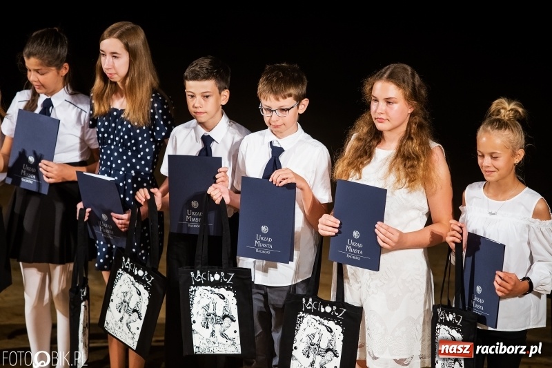 Zdjęcie w galerii na portalu naszraciborz.pl: Najlepsi uczniowie raciborskich szkół odebrali z rąk prezydenta stypendia  wiadomości z regionu