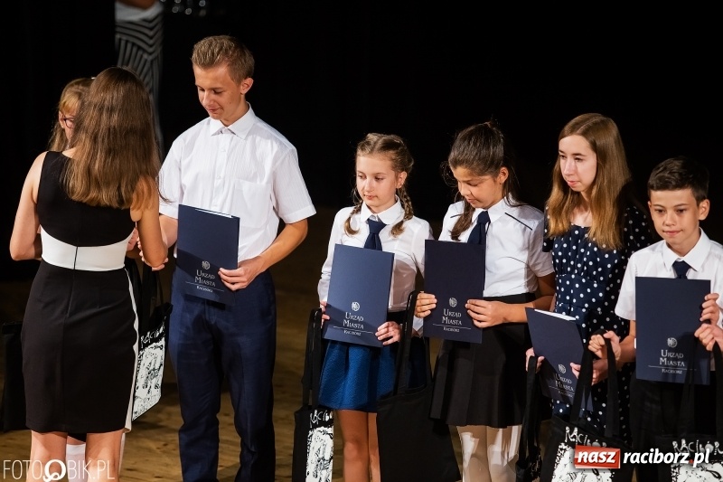 Zdjęcie w galerii na portalu naszraciborz.pl: Najlepsi uczniowie raciborskich szkół odebrali z rąk prezydenta stypendia  wiadomości z regionu