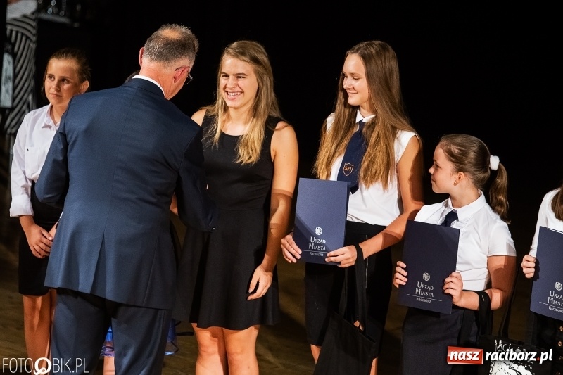 Zdjęcie w galerii na portalu naszraciborz.pl: Najlepsi uczniowie raciborskich szkół odebrali z rąk prezydenta stypendia  wiadomości z regionu