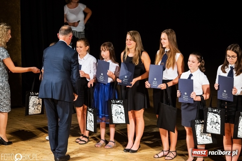 Zdjęcie w galerii na portalu naszraciborz.pl: Najlepsi uczniowie raciborskich szkół odebrali z rąk prezydenta stypendia  wiadomości z regionu