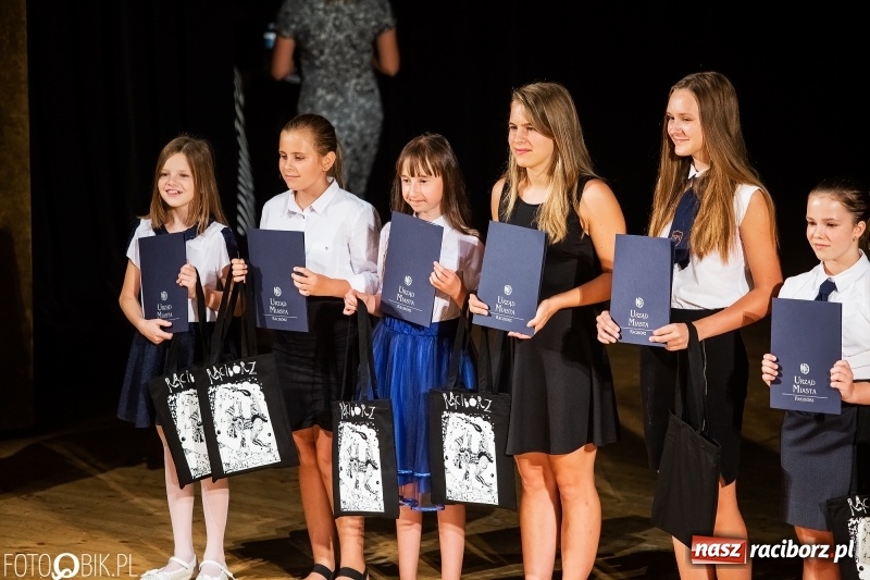 Zdjęcie w galerii na portalu naszraciborz.pl: Najlepsi uczniowie raciborskich szkół odebrali z rąk prezydenta stypendia  wiadomości z regionu