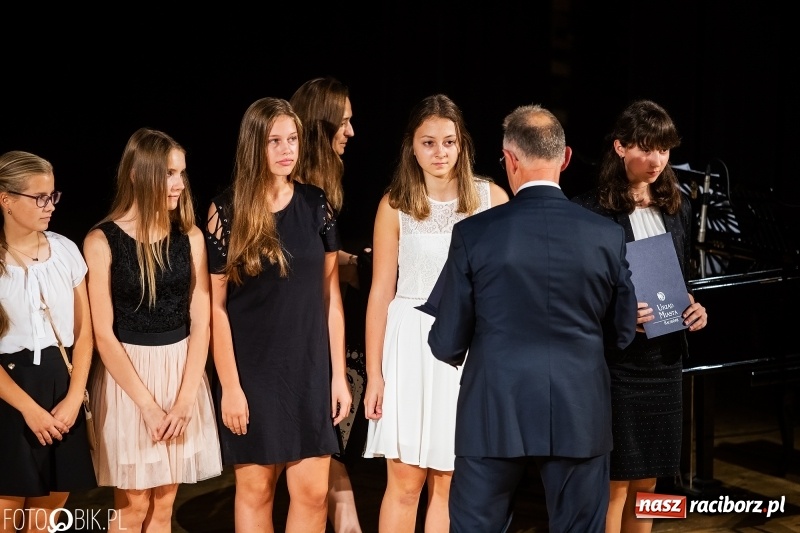 Zdjęcie w galerii na portalu naszraciborz.pl: Najlepsi uczniowie raciborskich szkół odebrali z rąk prezydenta stypendia  wiadomości z regionu